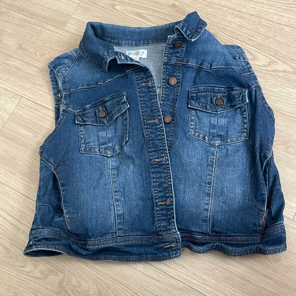 Denim vest with inside pockets.2 side pockets in front& 2 pockets in front. 2X